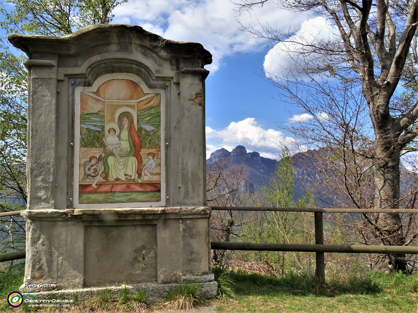 64 Al parco dell'Eremo del Monte Barro edicola con Madonna e vista sui Corni di Canzo.JPG